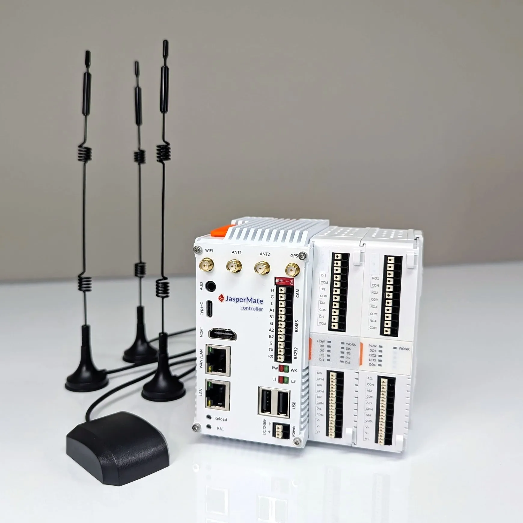JasperMate controller with I/O modules and antennas supplied in the box